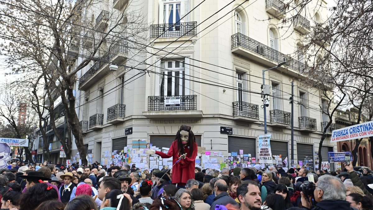 Personas se reúnen a las afueras de la casa de la expresidenta de Argentina Cristina Fernández de Kirchner en Buenos Aires (Argentina).