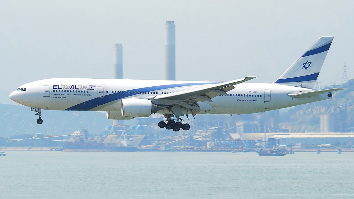 Israel organiza vuelos especiales y rutas marítimas para evacuar a turistas atrapados por el conflicto.