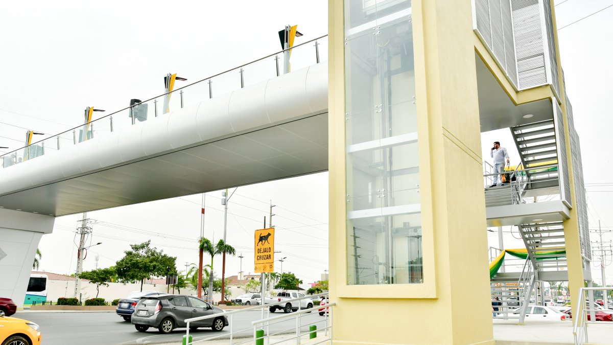 El paso peatonal está ubicado en el kilómetro 1.5 de la avenida Samborondón y prevé dar seguridad a los peatones, como ellos por años lo han solicitado.