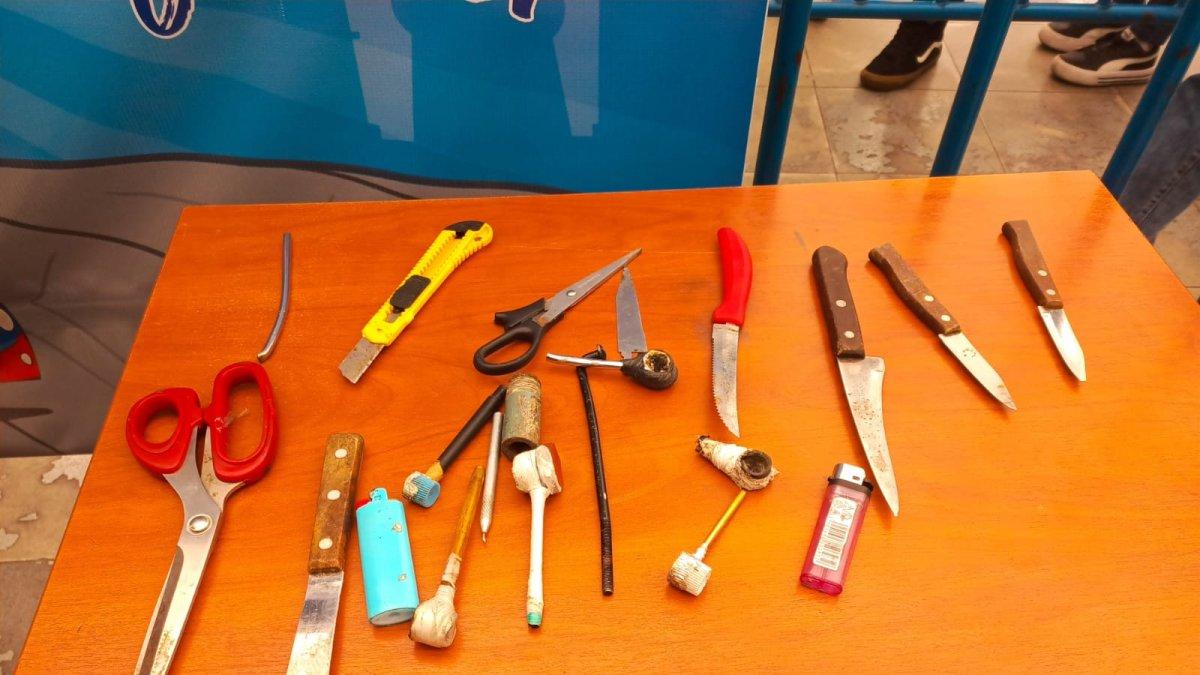 Policía y Municipio decomisan armas y drogas en estaciones de Quito.