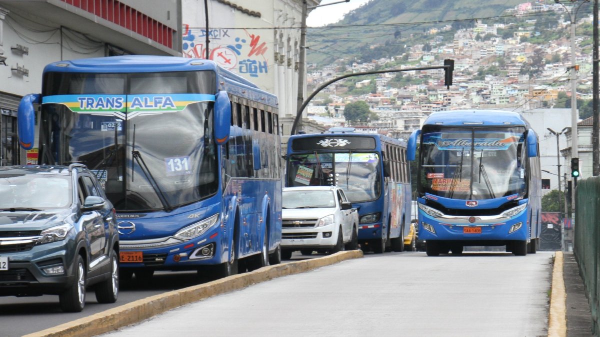 Infracción. En la avenida Gran Colombia los buses invaden el carril exclusivo de la Ecovía.