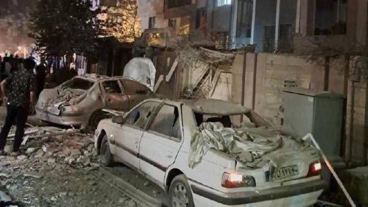 Una foto facilitada por el canal de Telegram del Cuerpo de la Guardia Revolucionaria Islámica (CGRI) muestra un edificio en llamas tras un ataque israelí en Teherán, Irán, el 13 de junio de 2025.