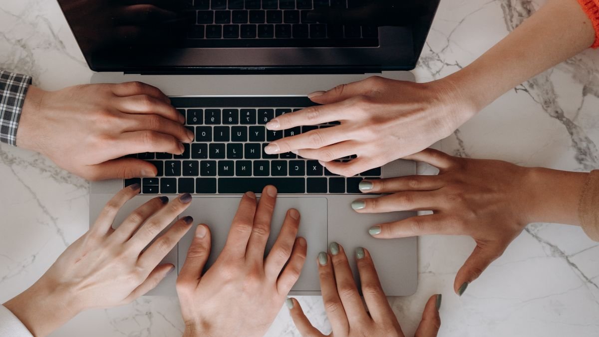 Las organizaciones que deseen prosperar no solo deben invertir en herramientas digitales, sino cultivar entornos donde las personas estén preparadas técnica y culturalmente