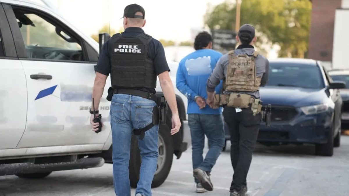 Alerta a padres latinos sobre redada migratoria durante ceremonia de graduación escolar.