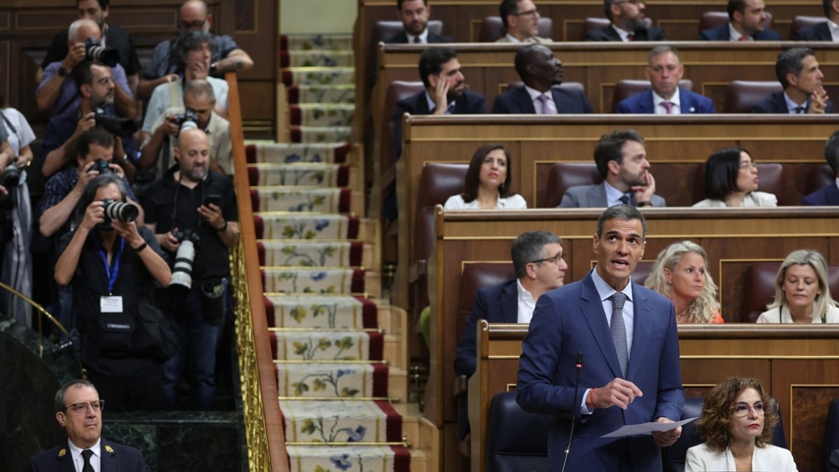 El primer ministro de España, Pedro Sánchez, habla durante una sesión parlamentaria en el Congreso de los Diputados en Madrid, el 18 de junio de 2025.