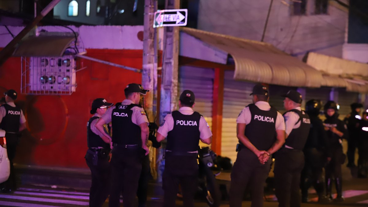 La víctima fue lanzada desde un auto en movimiento, según testigos.