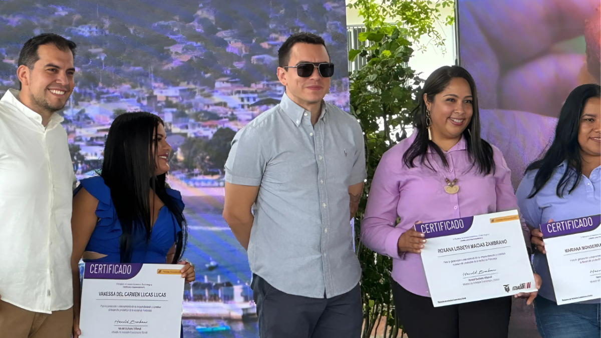 El presidente Daniel Noboa durante el anuncio del fortalecimiento del plan de créditos para emprendedores, en Portoviejo.