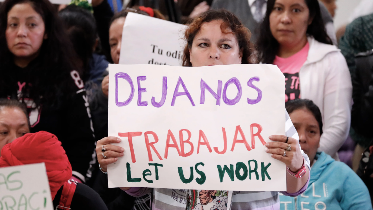 Las redadas migratorias reactivadas por el DHS afectan principalmente a trabajadores latinos en sectores como hotelería, agricultura y restaurantes.