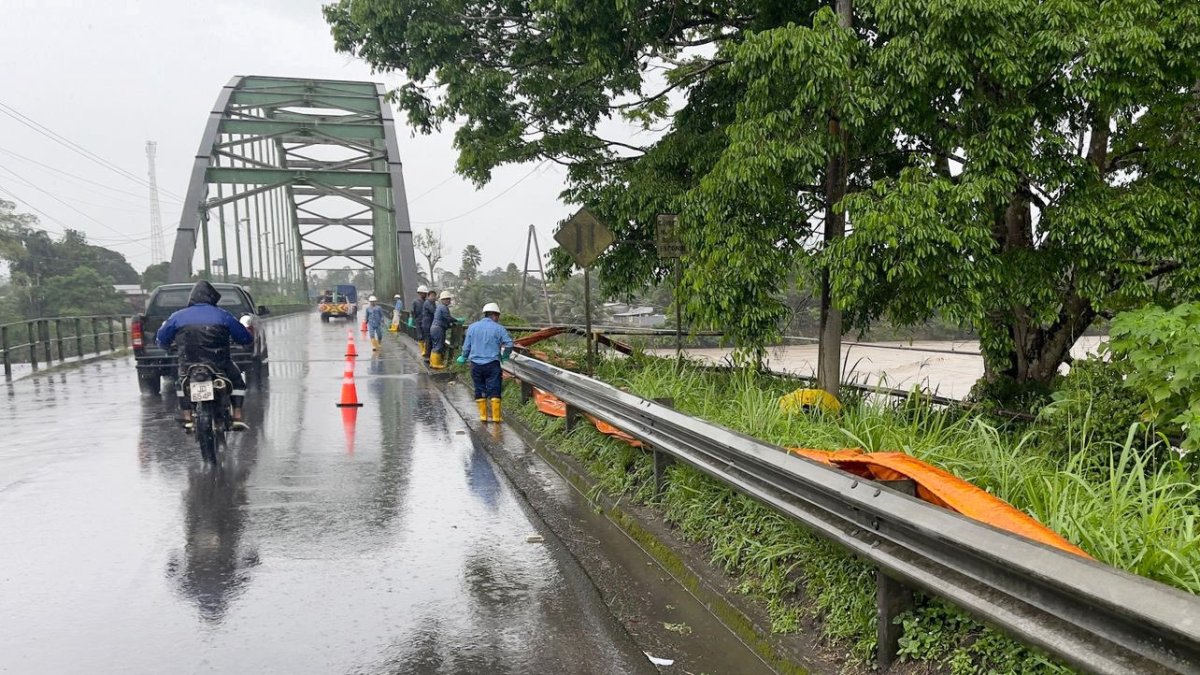 Trabajadores realizan laborales de limpieza tras derrame El Reventador