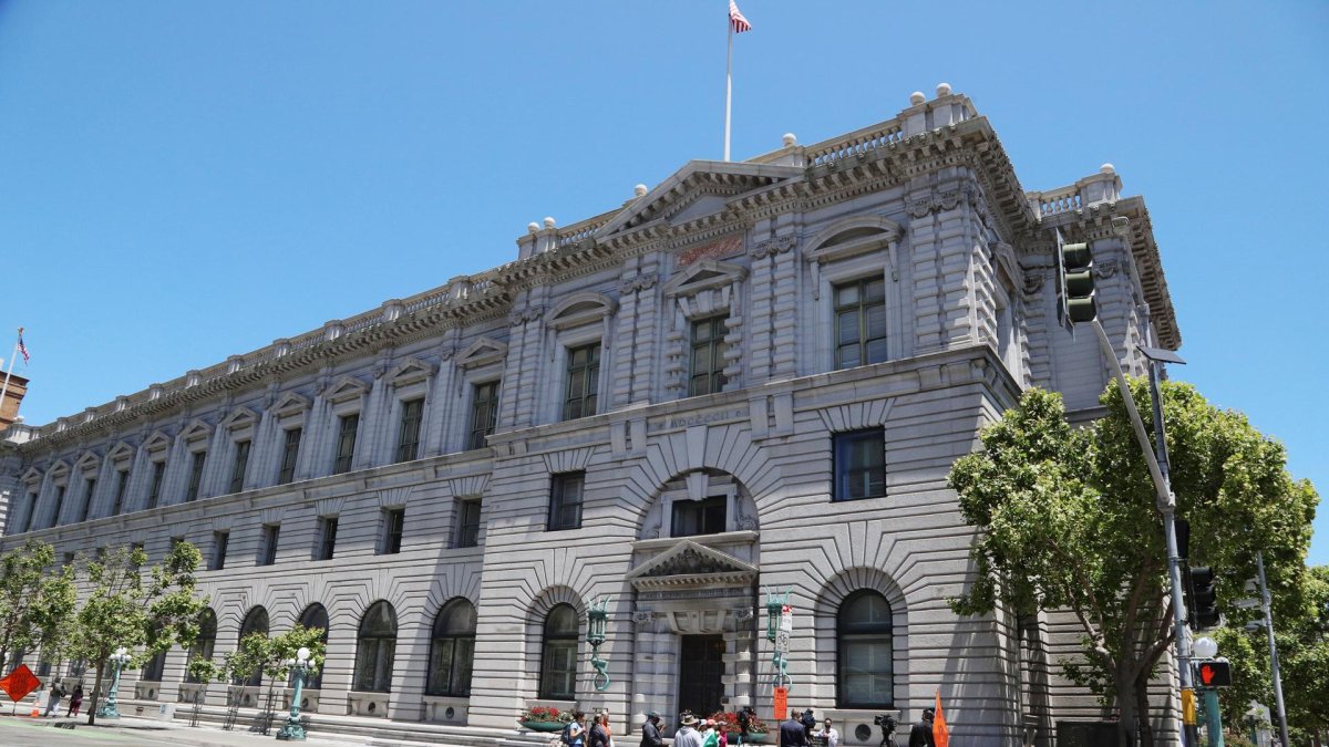 Medios de comunicación, manifestantes y policía esperan fuera del Tribunal de Apelaciones del 9º Circuito de EE. UU. en San Francisco, California, EE. UU.,