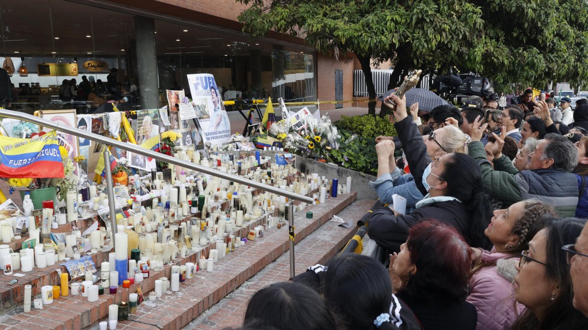 Personas rezan por la salud del senador Miguel Uribe este martes 17 de junio de 2025, frente a la Clínica Fundación Santa Fe de Bogotá (Colombia).