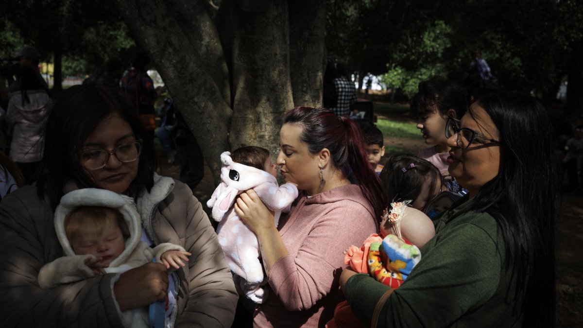 Coleccionistas de bebés reborn participando en un encuentro en el Parque Villa Lobos, en São Paulo (Brasil).