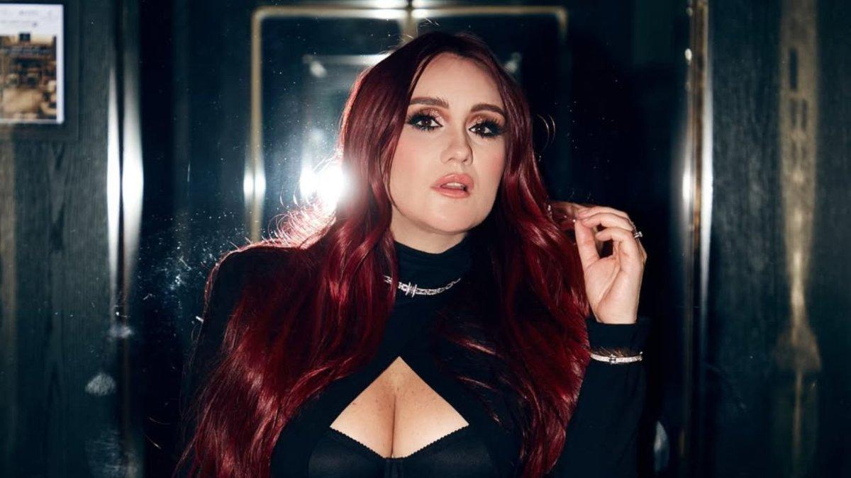 Dulce María presenta Jaula de oro.