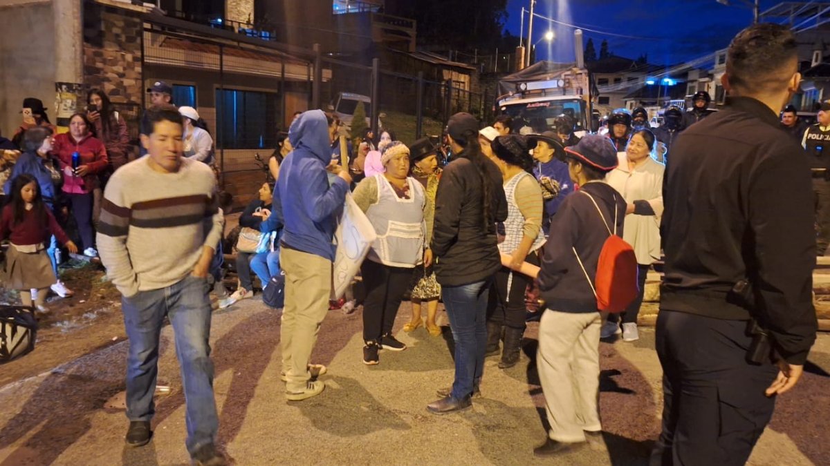 Decenas de personas salieron a la Y de Sayausí para protestar en contra de tres ordenanzas.