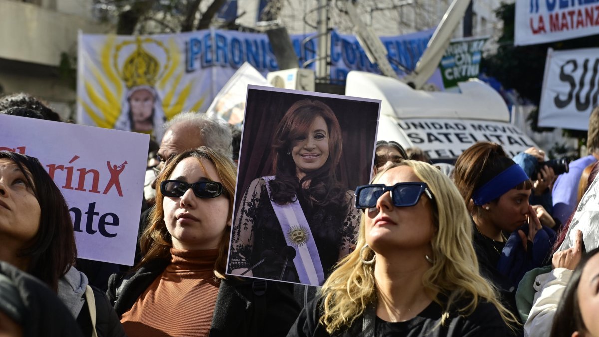 Manifestantes sostienen una imagen de la expresidenta argentina Cristina Fernández durante una manifestación este miércoles 18 de junio de 2025, en Buenos Aires (Argentina).
