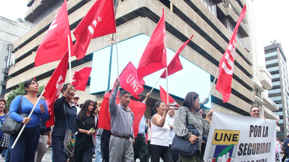 Miembros de la Unión Nacional de Educadores (UNE) hicieron un plantón en el bulevar 9 de Octubre, para insistir en su pedido de reforzar la seguridad en planteles.