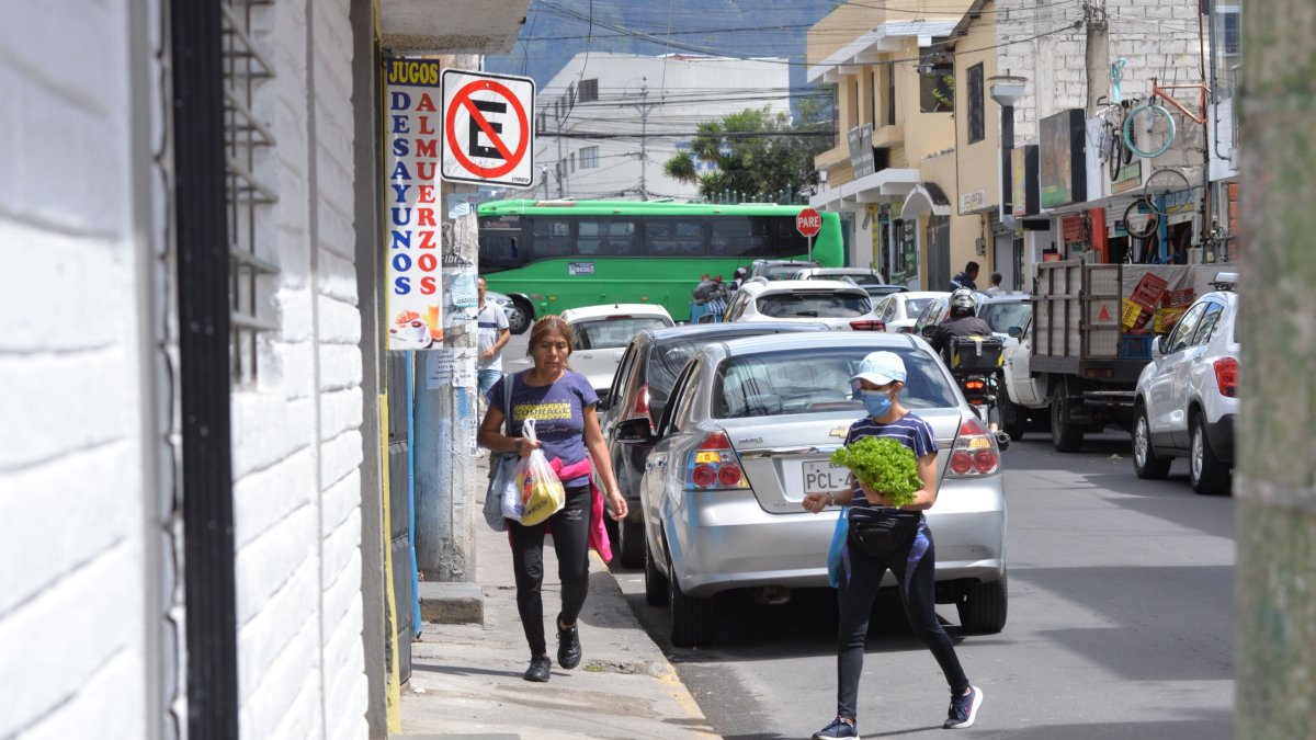 En la calle Gaspar de Carvajal los desplazamientos en vehículo se duplican por la congestión.