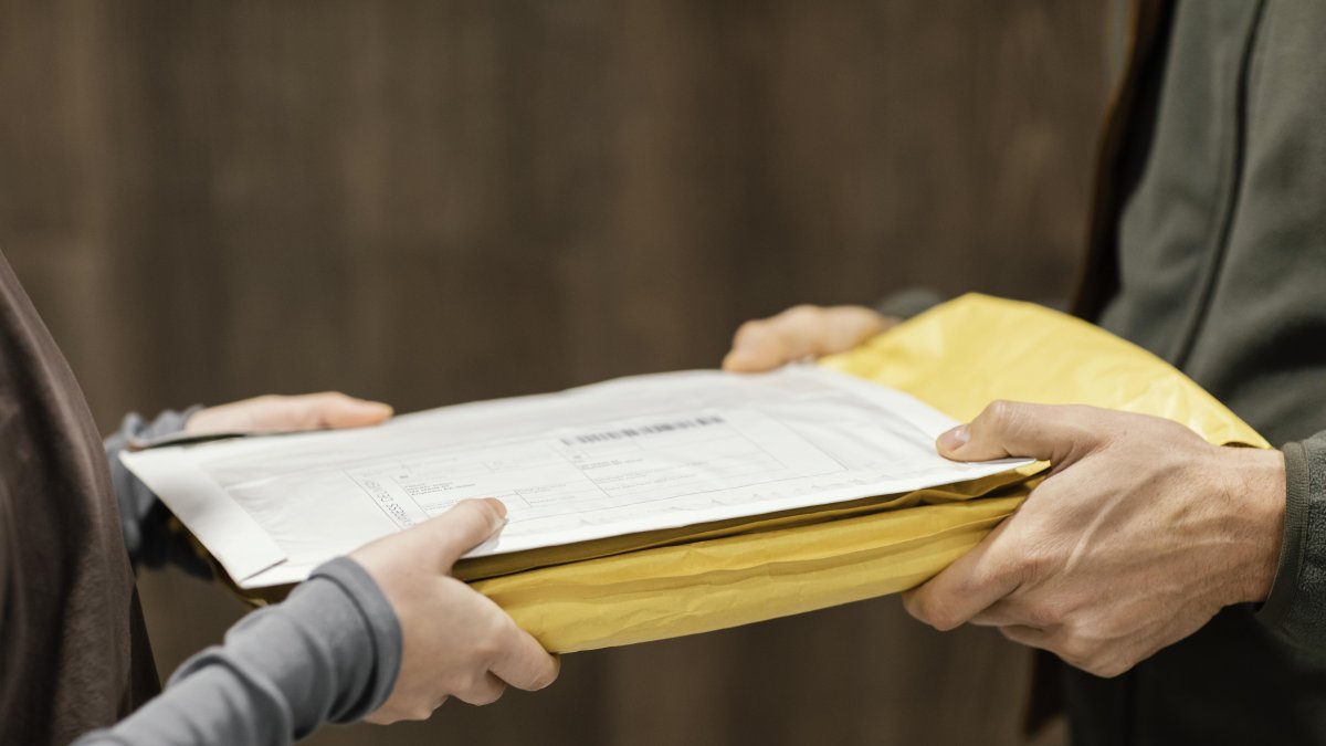 La Intendencia de Policía de Pichincha detuvieron a una ciudadana que intentaba vender permisos falsificados para la organización de eventos públicos