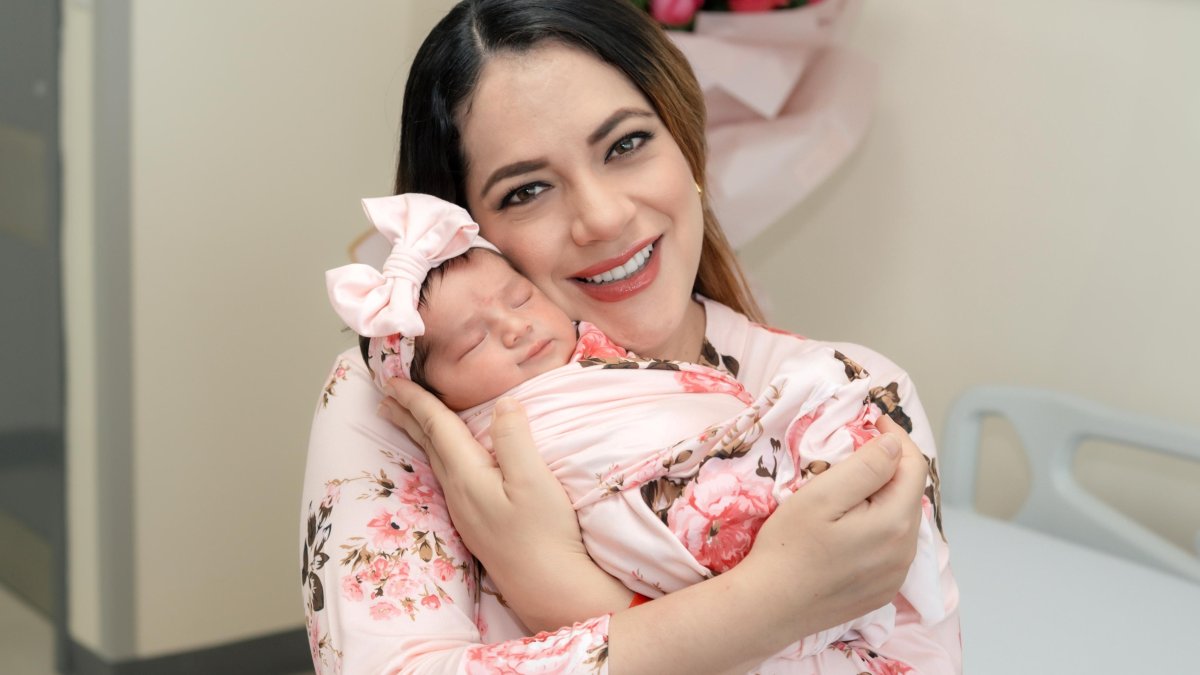 Saskia con su nena, Salma.