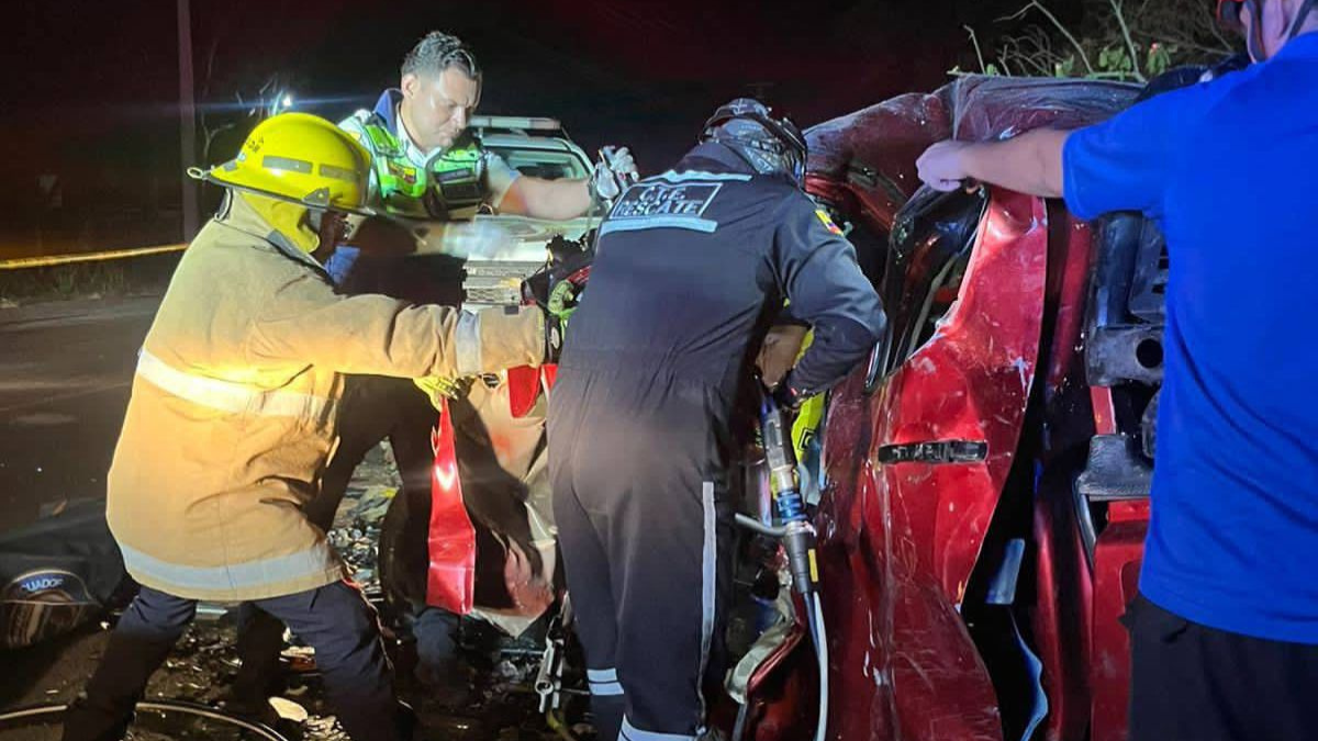 Restos de los vehículos involucrados en el accidente que dejó cuatro muertos en la parroquia Cascol, cantón Paján, provincia de Manabí.