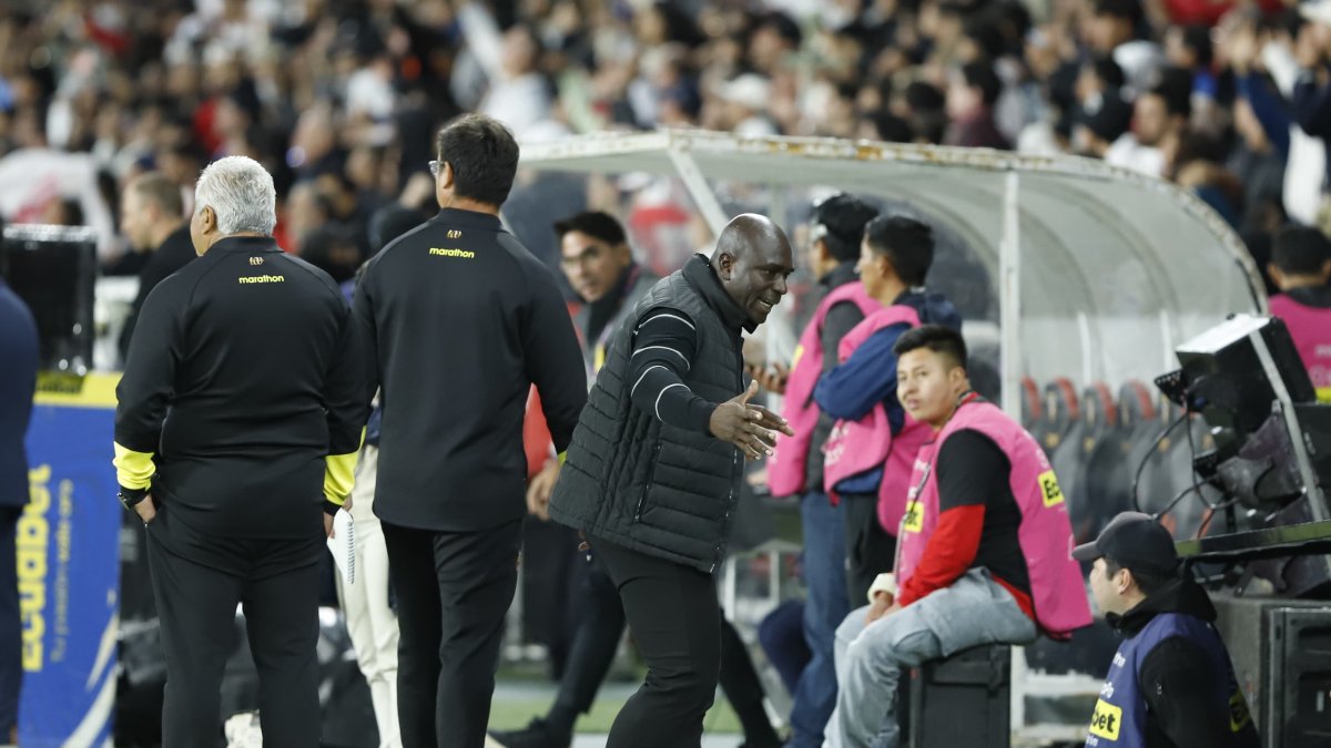 Segundo Castillo en la zona técnica de Barcelona en el cotejo ante Liga de Quito en el Rodrigo Paz Delgado