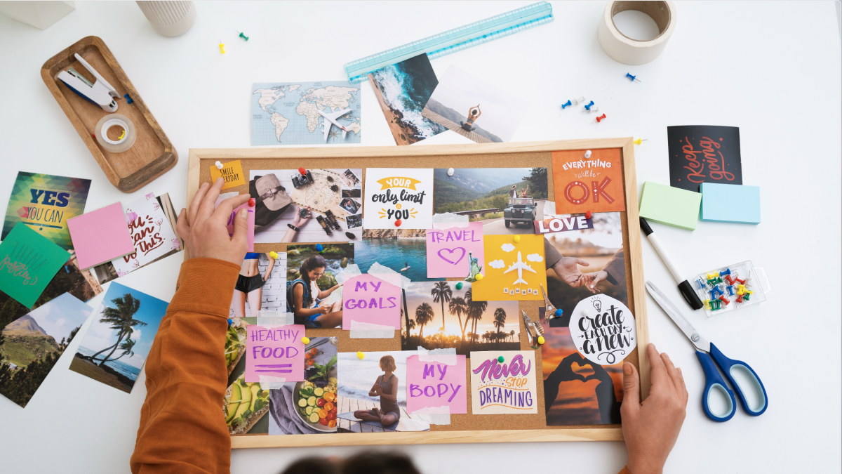 Un vision board (tablero de imágenes o palabras que representan sus metas personales o profesionales) mantiene su motivación encendida.