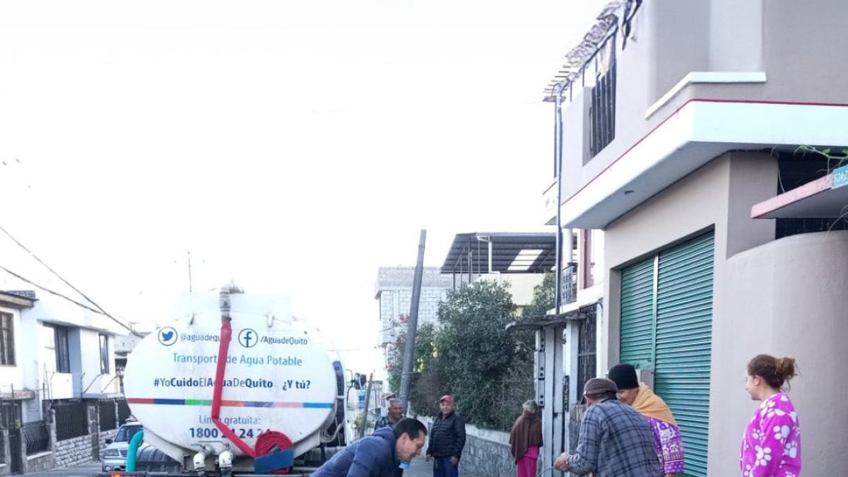 Al sector de la Juan Durini llegó un tanquero de la Epmaps.