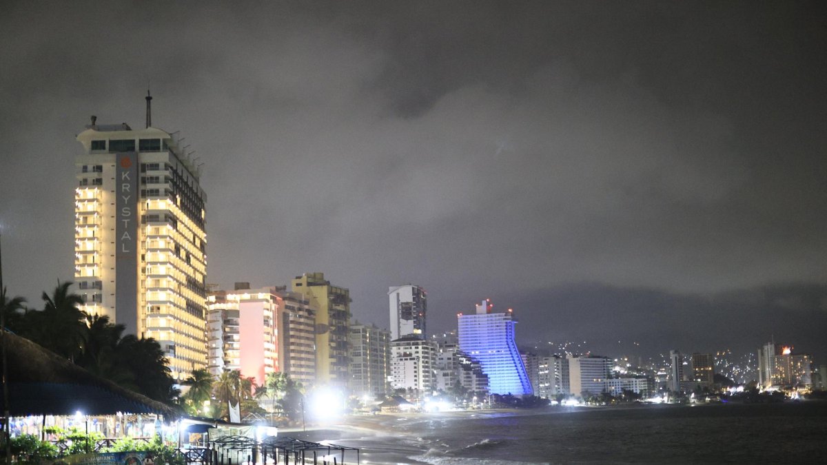 Oleaje el miércoles 18 de junio de 2025, en las playas del balneario de Acapulco en Guerrero (México).