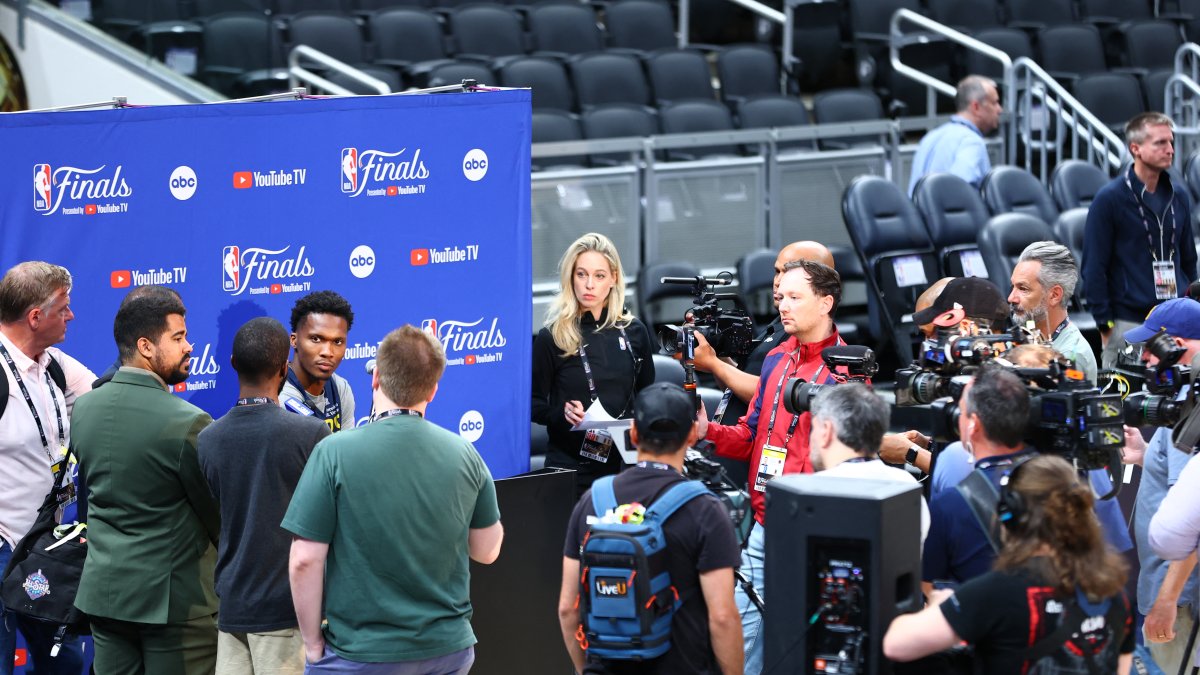 Bennedict Mathurin habla con los medios durante el entrenamiento en Gainbridge Fieldhouse en Indianápolis, Indiana.