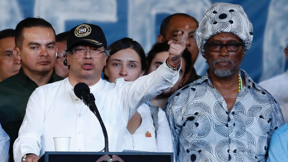El presidente de Colombia, Gustavo Petro, habla durante un discurso el 11 de junio de 2025, en la Plaza de San Francisco en Cali (Colombia).