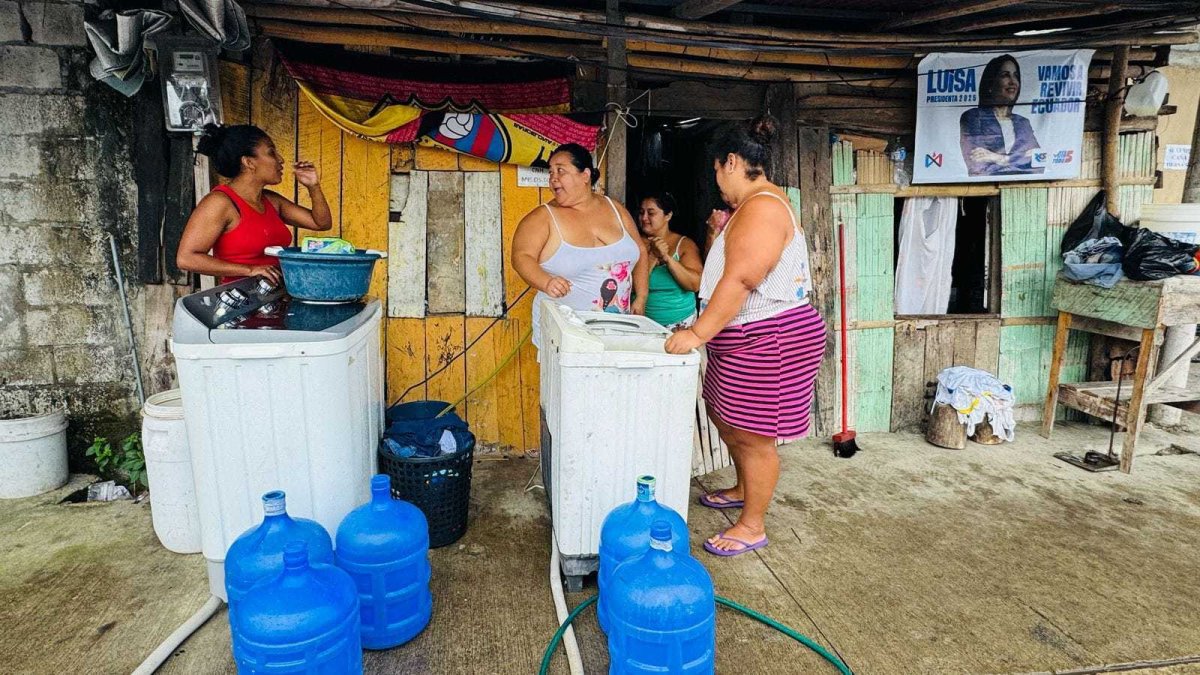 Situaciones. La ciudadanía busca abastecerse del líquido vital.