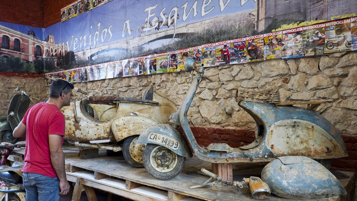 Fotografía de los daños materiales a la colección de vespas de Álvaro Barcia, 35 motos que recorren la historia de esta marca en España.