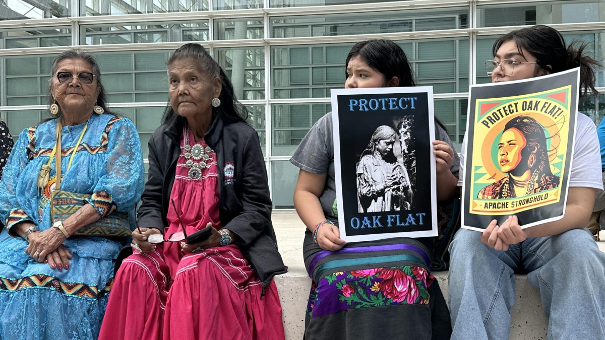Fotografía donde aparecen miembros de los Apache Stronghold durante una protesta en Phoenix, Arizona.