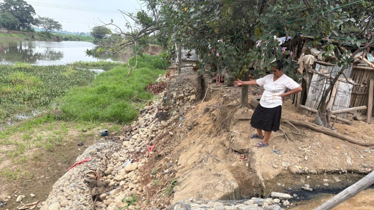 Situación. Los moradores del sector viven con miedo que el estero termine llevándose las viviendas.