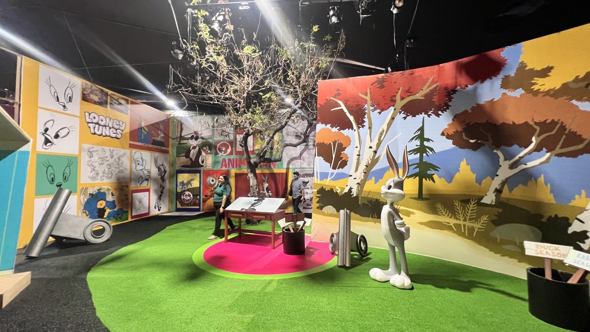 Escenografías detalladas, réplicas de sets y espacios interactivos forman parte de la exhibición que transforma Policentro en un universo Warner.