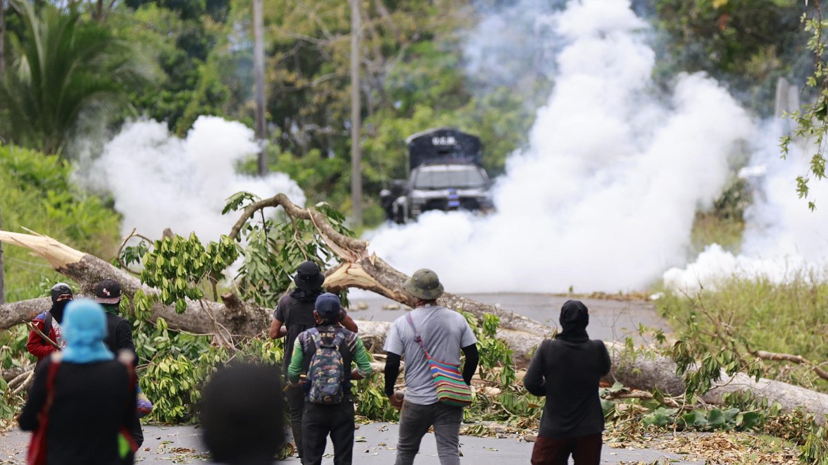 Manifestantes se enfrentan a agentes de la Unidad de Control de Multitudes (UCM) en Bocas del Toro (Panamá).