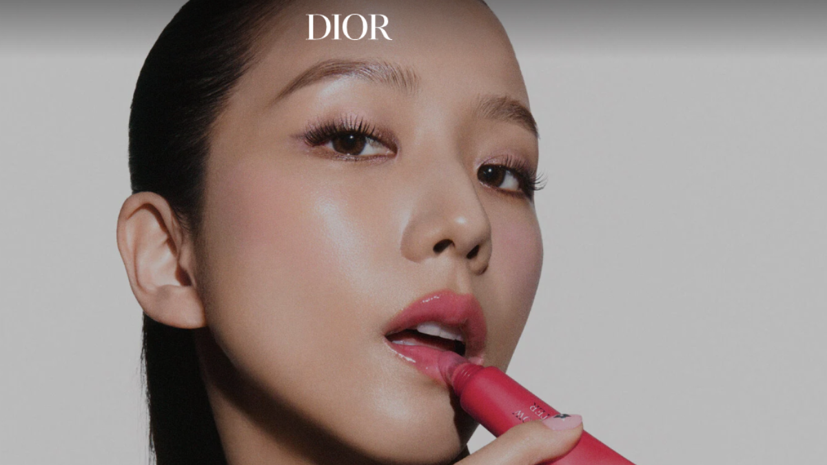 Los nuevos beauty charms de Dior combinan belleza y joyería en un accesorio cargado de estilo.