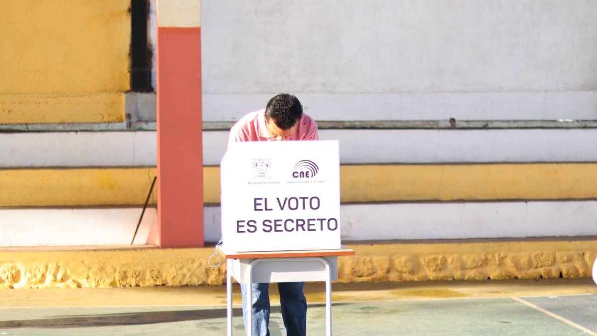 El CNE ya aplicó la prohibición del uso del celular al momento de votar en el balotaje del 13 de abril de 2025.