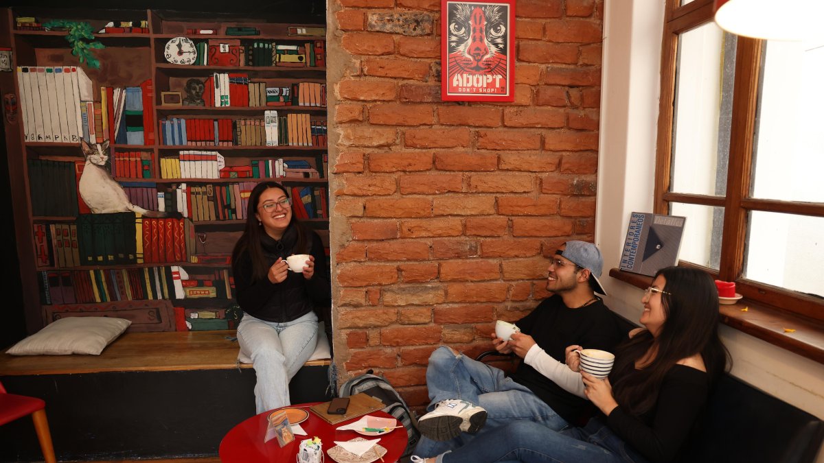 La cafetería Tres Gatos, un refugio cultural en Quito donde el café y la literatura se encuentran para compartir entre amigos.