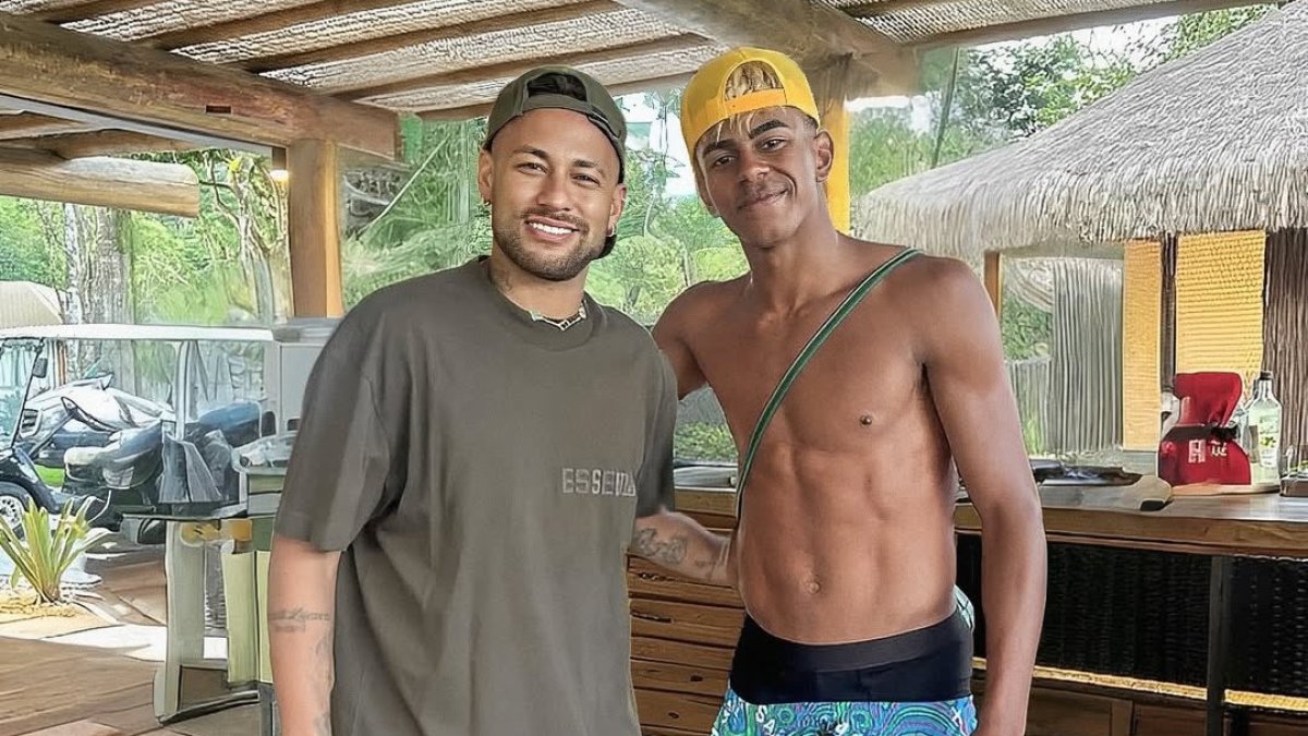 Lamine Yamal (d) conoció a su ídolo Neymar en Brasil.