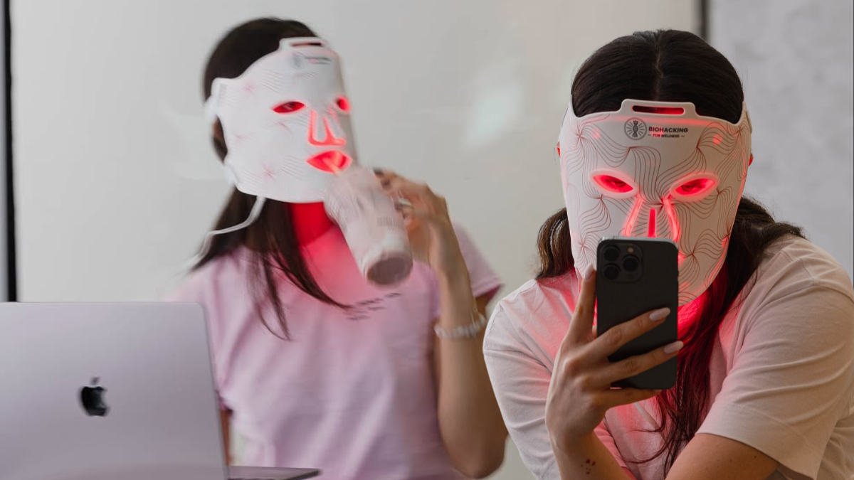 Clientes disfrutan su smoothie con colágeno mientras reciben una terapia de luz LED roja en Sesènroom, el bar de colágeno que es tendencia en Madrid.