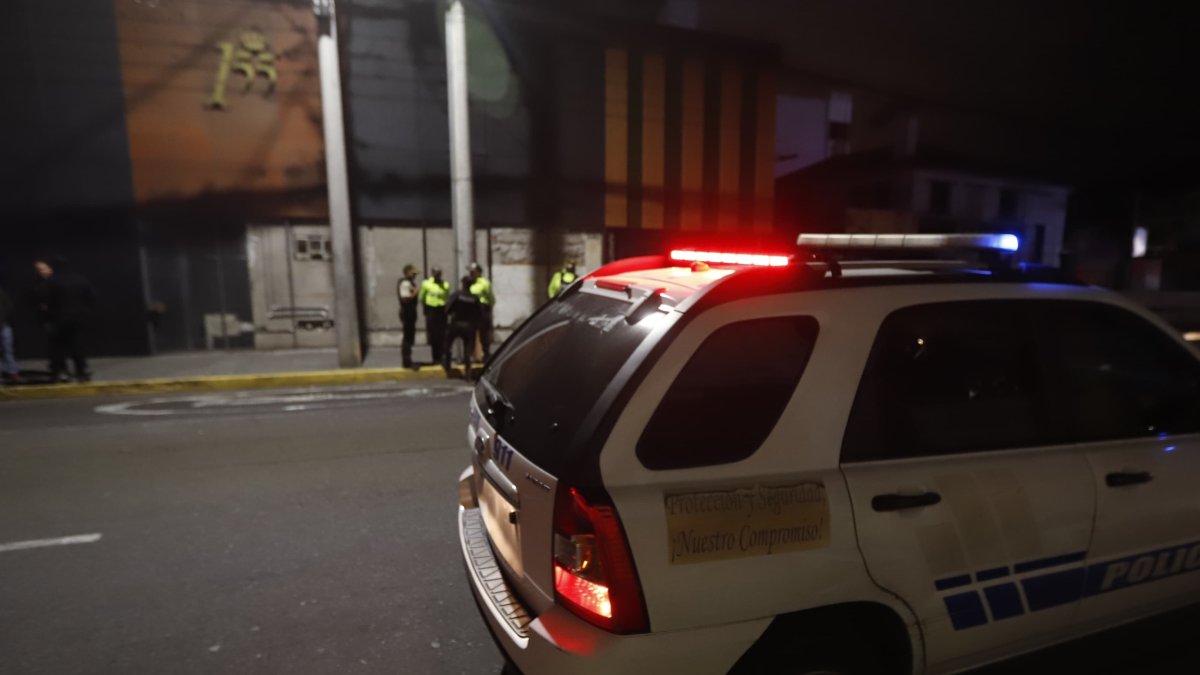Patrulleros de la Policía resguardaron el lugar, mientras los agentes recababan indicios de la explosión al frente de un club nocturno en la calle Logroño y avenida De La Prensa, norte de Quito.