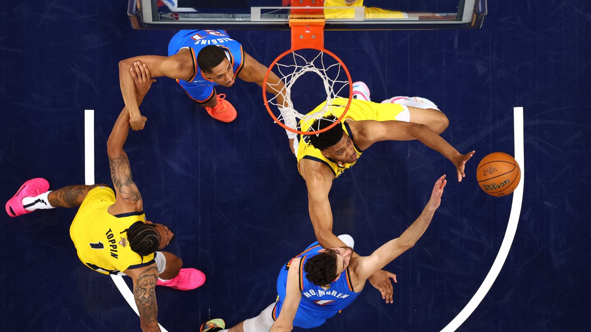 Los Pacers y los Thunder durante el sexto partido de las Finales de la NBA de 2025 en Gainbridge Fieldhouse.