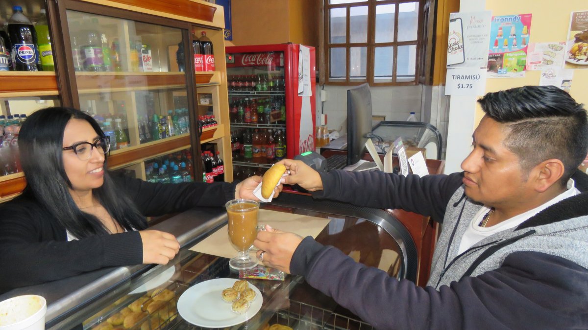 Las panaderías de Guano venden mlolletes y champús, una manera de mantener viva la memoria ancestral y católica de la comunidad.