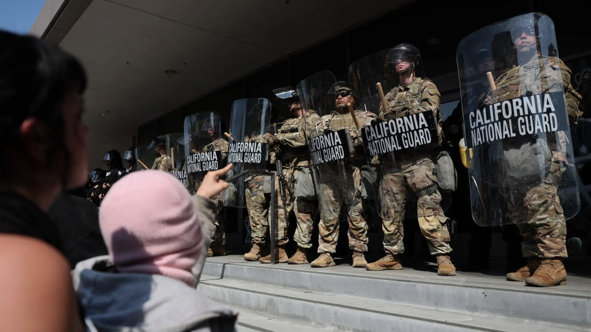 Soldados desplegados en Los Ángeles, en medio de tensiones entre el Gobierno federal y el estado de California.