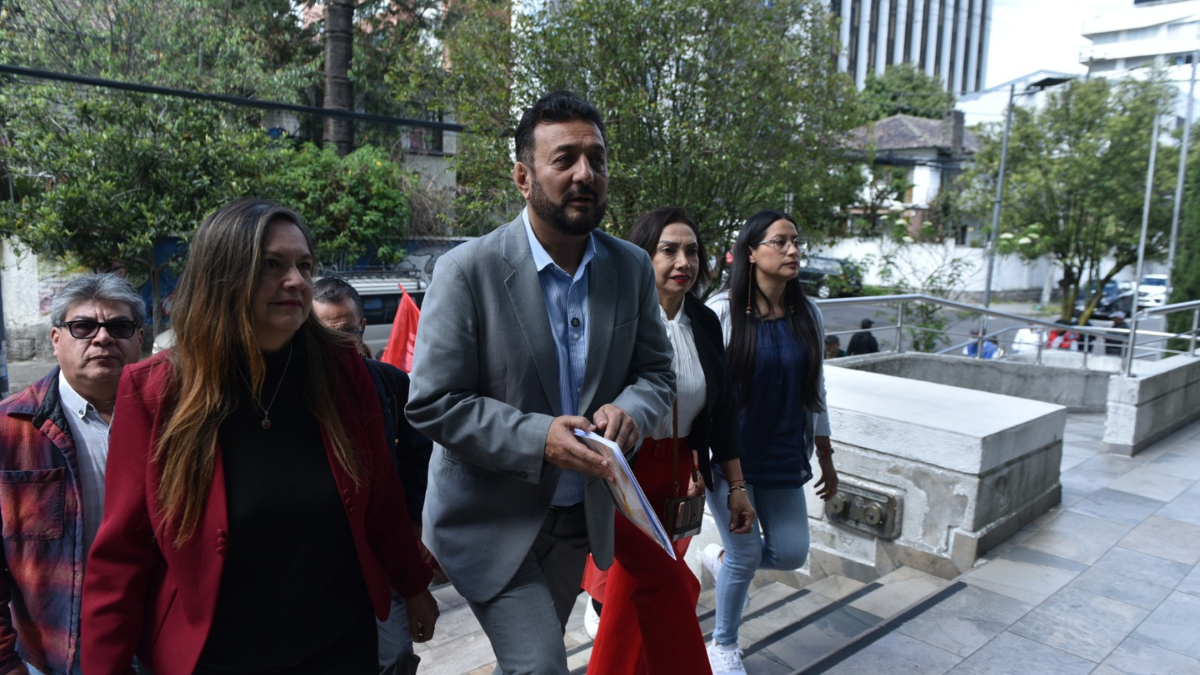 Geovanny Atarihuana, de Unidad Popular, durante la entrega de la demanda en la Corte Constitucional.