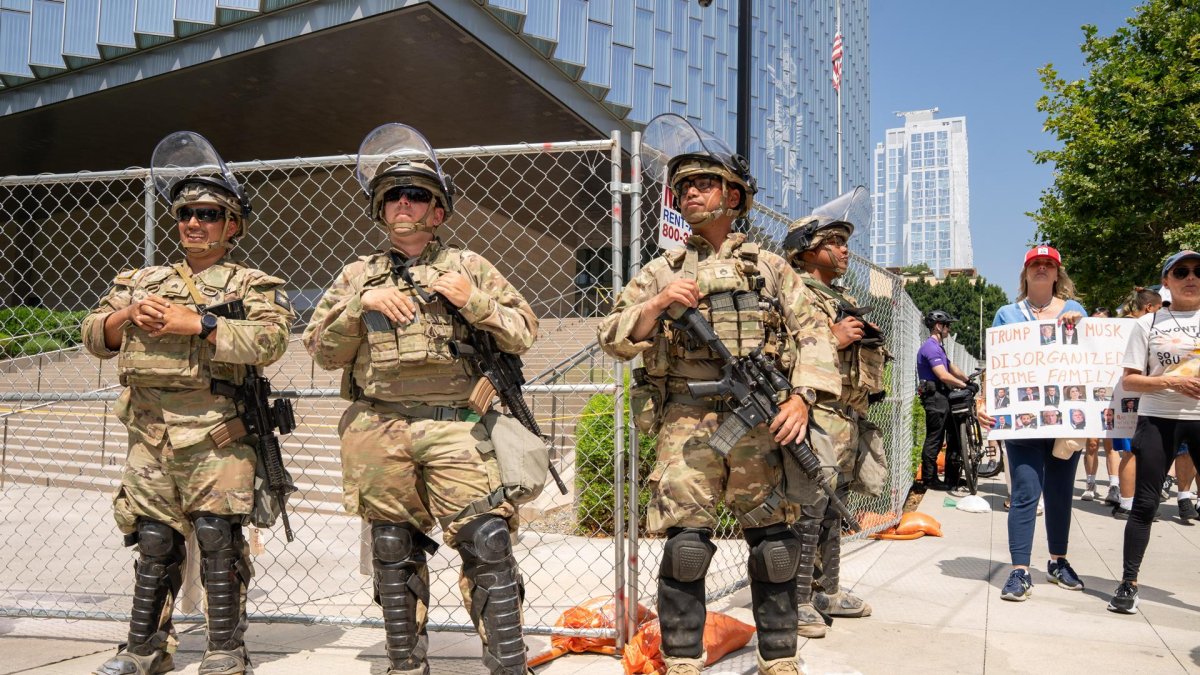Miembros de la Guardia Nacional durante una protesta en Los Ángeles (EE.UU.).
