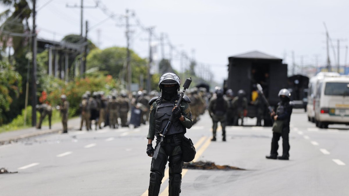 Integrantes de las Fuerzas Armadas vigilan una zona en la ciudad de Changuinola de la provincia de Bocas del Toro (Panamá).