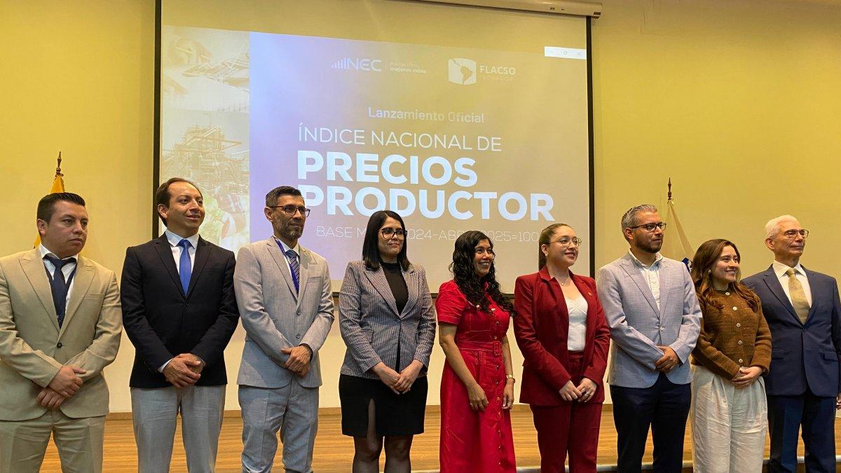 Autoridades del INEC y del Banco Central, al final del lanzamiento de la actualización del INPP, en el Hemiciclo de la Flacso.