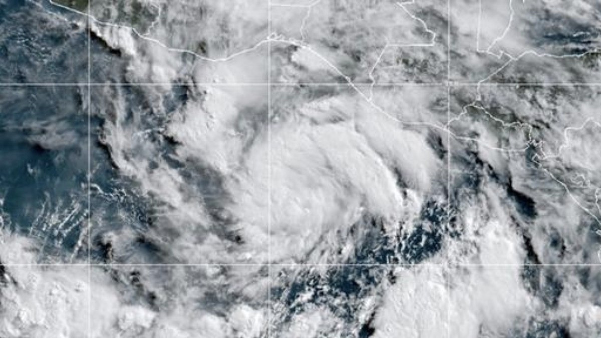 Colapso vial e inundaciones en Oaxaca tras el paso del huracán Erick, que dejó dos muertos y desplazó a cientos de personas.